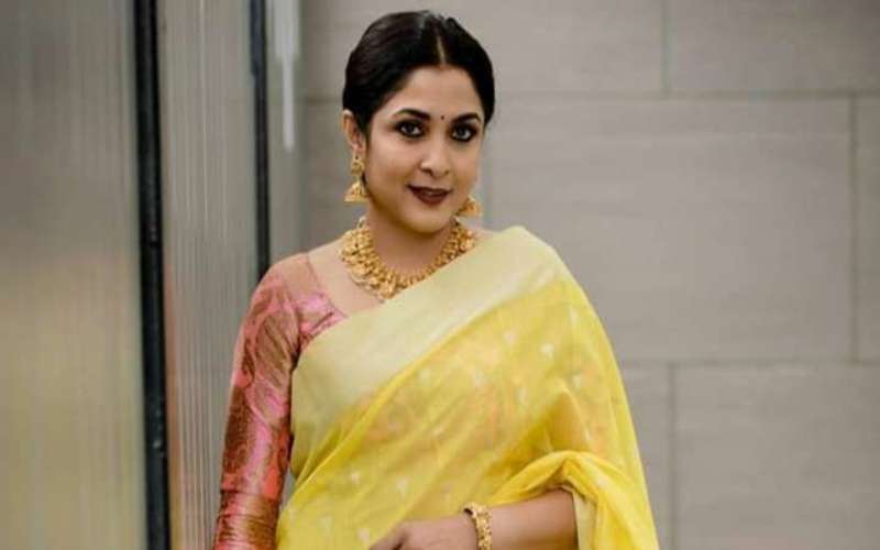 i2i News TrivandrumScreenNstage,ramyakrishnan,police caught, alchohol bottles,car,tamil nadu,i2inews